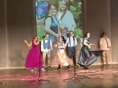 Članovi Sekcije Pokretni most Srednje medicinske škole i učenici Opće-realne gimnazije na predstavi „Up & Down“ u SARTR-u